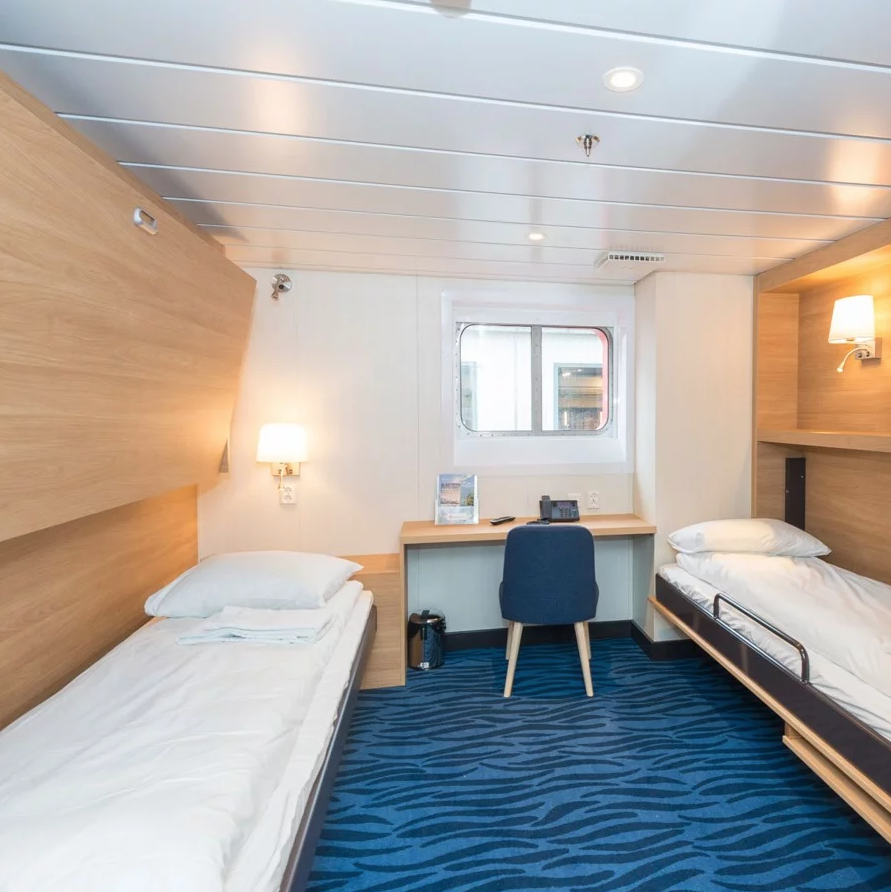 Hurtigruten MS Spitsbergen Accommodation Polar Outside 6.png